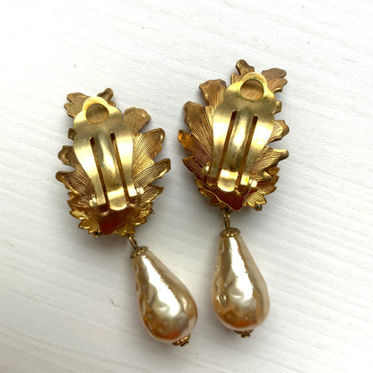 Clip-on earrings featuring gold-tone leaves, tiny pearl flowers, and dangling teardrop glass pearls. ゴールドトーンの美しいリーフに小粒パールのお花と、ティアドロップのグラスパールがゆれるクリップイヤリング。