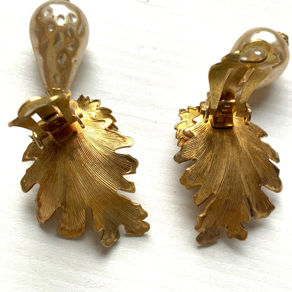 Clip-on earrings featuring gold-tone leaves, tiny pearl flowers, and dangling teardrop glass pearls. ゴールドトーンの美しいリーフに小粒パールのお花と、ティアドロップのグラスパールがゆれるクリップイヤリング。