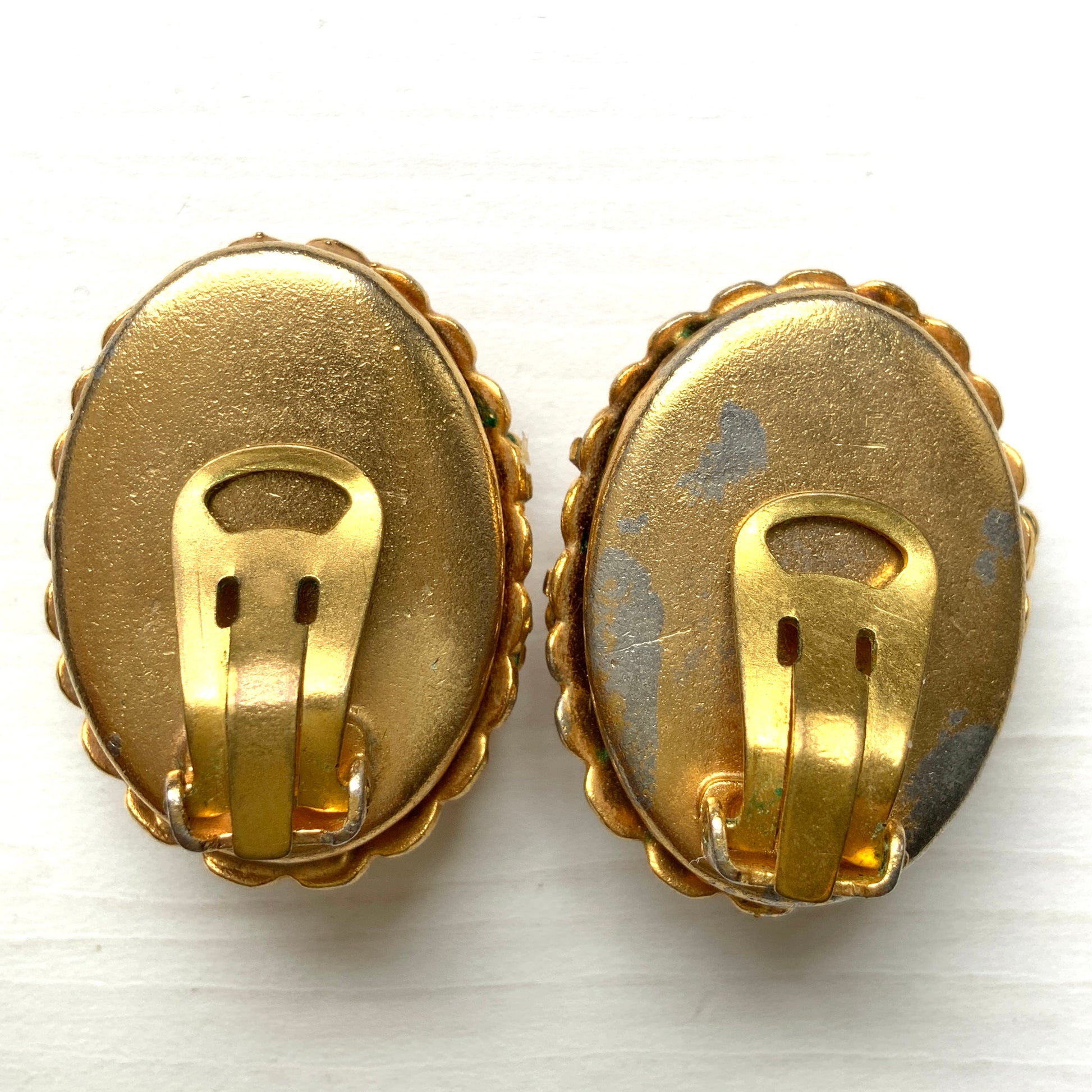 Vibrant blue lapis glass clip-on earrings set in gold-tone metal frames. 鮮やかなブルーのラピスグラスが、ゴールドトーンメタルのフレームに収められたクリップイヤリング。 