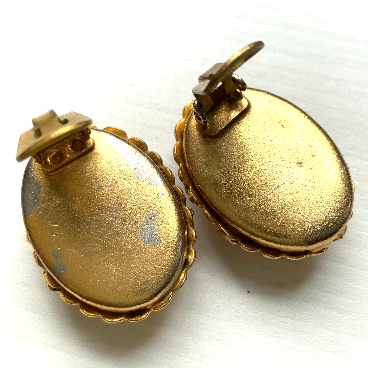 Vibrant blue lapis glass clip-on earrings set in gold-tone metal frames. 鮮やかなブルーのラピスグラスが、ゴールドトーンメタルのフレームに収められたクリップイヤリング。 
