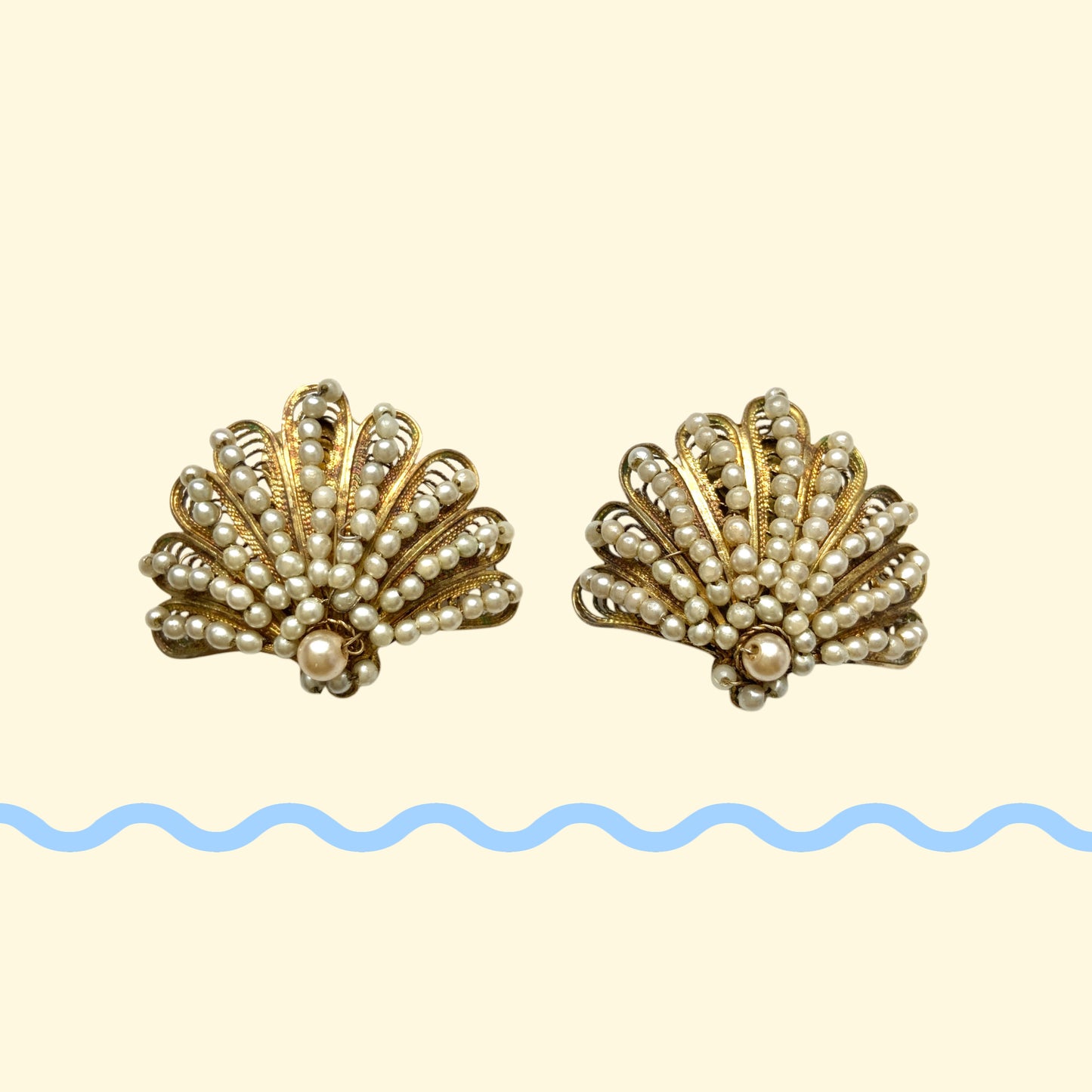 Vintage French shell motif clip-on earrings from around the 1930s–50s.  1930〜50年代頃のフランス製シェルモチーフのヴィンテージクリップイヤリング。