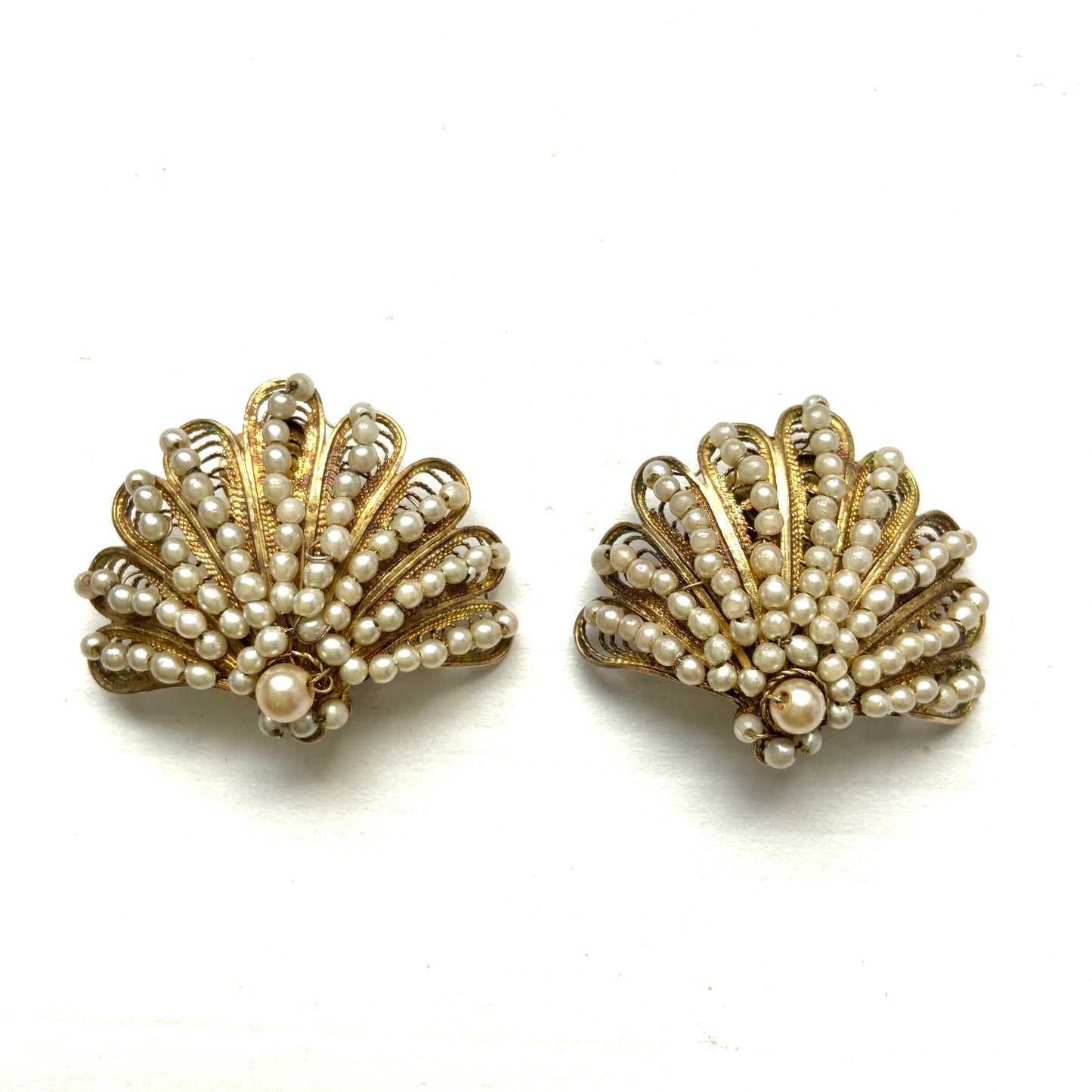 Vintage French shell motif clip-on earrings from around the 1930s–50s.  1930〜50年代頃のフランス製シェルモチーフのヴィンテージクリップイヤリング。