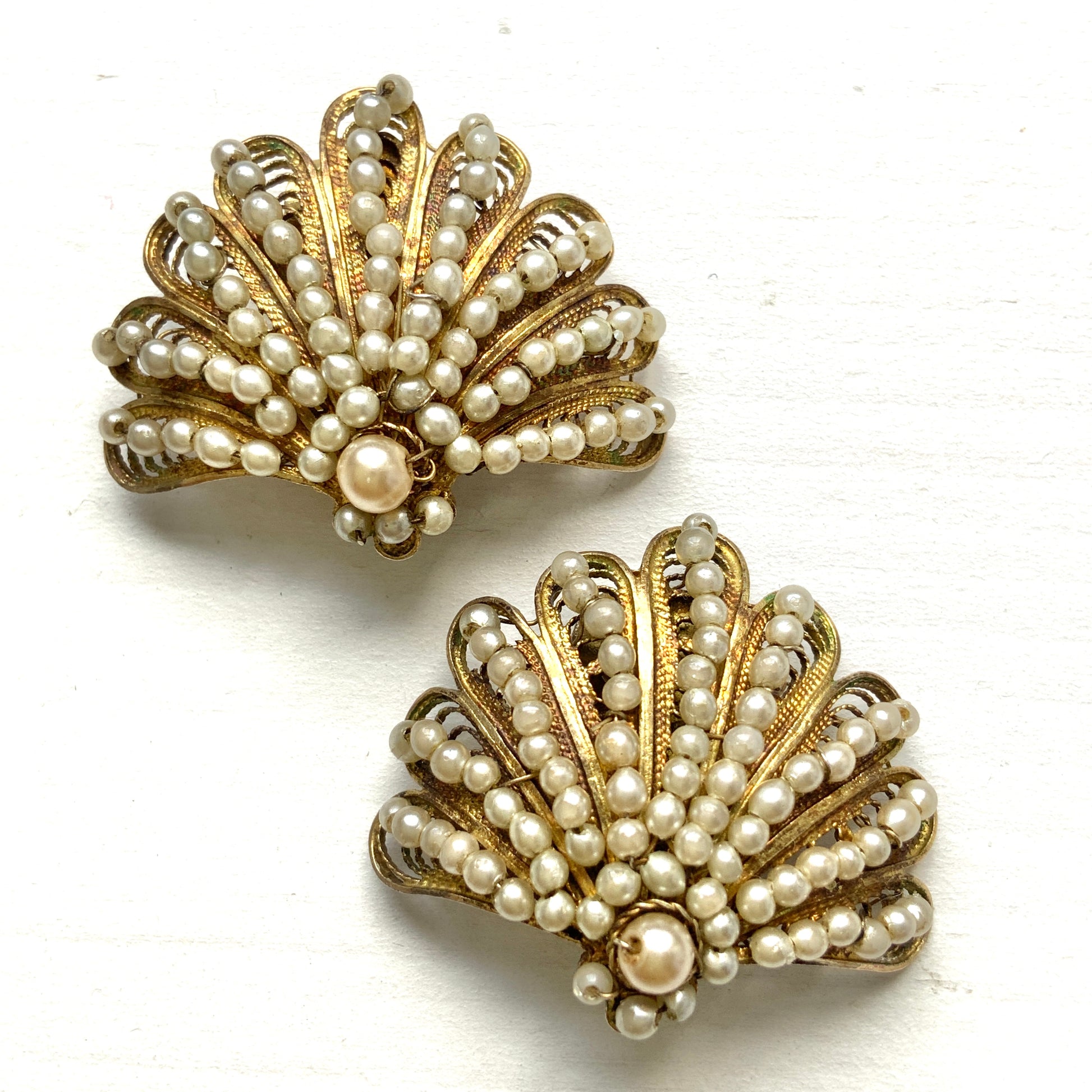 Vintage French shell motif clip-on earrings from around the 1930s–50s.  1930〜50年代頃のフランス製シェルモチーフのヴィンテージクリップイヤリング。