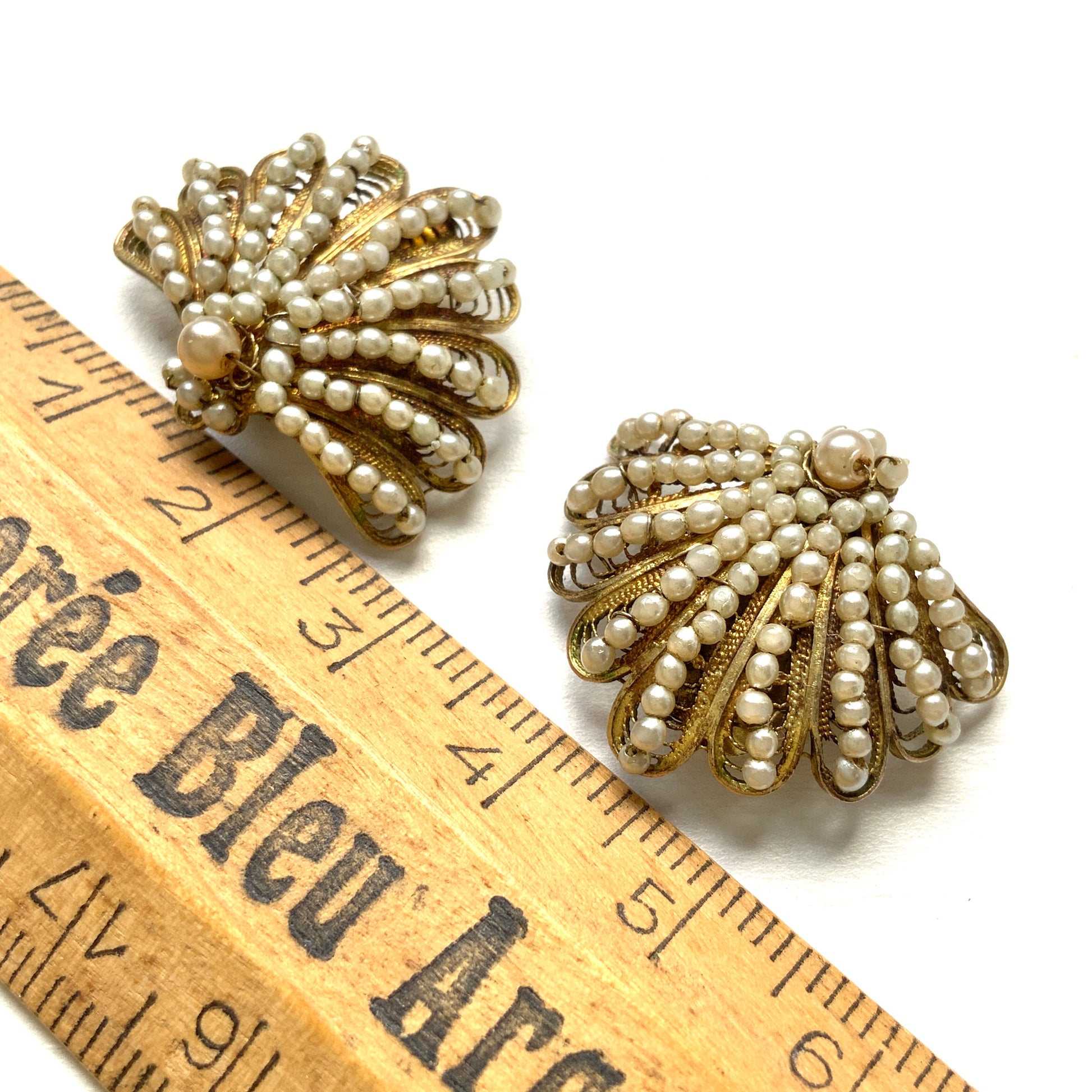 Vintage French shell motif clip-on earrings from around the 1930s–50s.  1930〜50年代頃のフランス製シェルモチーフのヴィンテージクリップイヤリング。