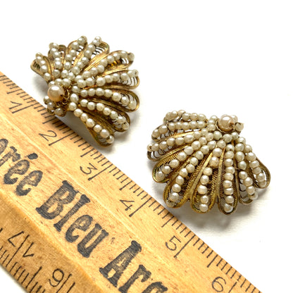 Vintage French shell motif clip-on earrings from around the 1930s–50s.  1930〜50年代頃のフランス製シェルモチーフのヴィンテージクリップイヤリング。