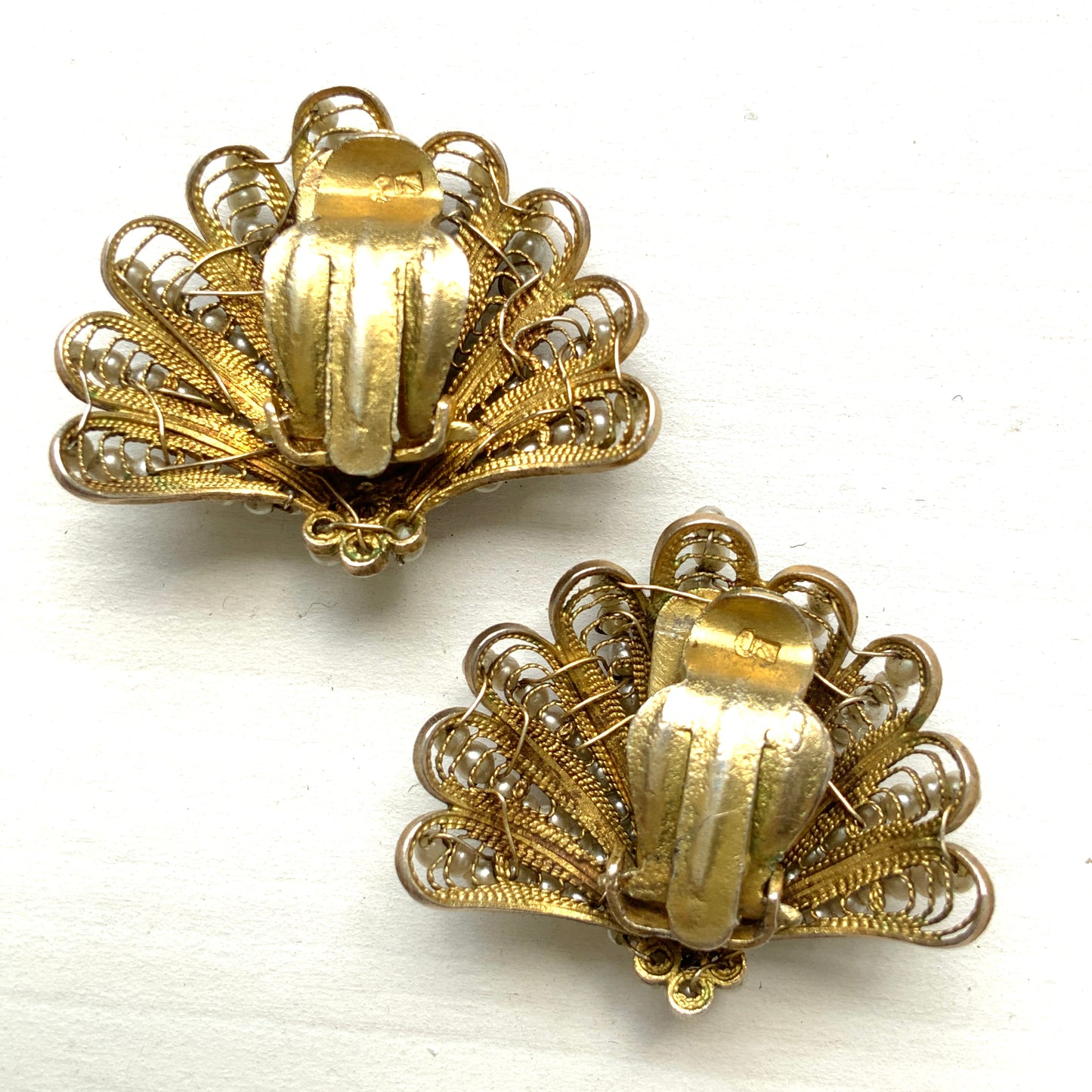 Vintage French shell motif clip-on earrings from around the 1930s–50s.  1930〜50年代頃のフランス製シェルモチーフのヴィンテージクリップイヤリング。