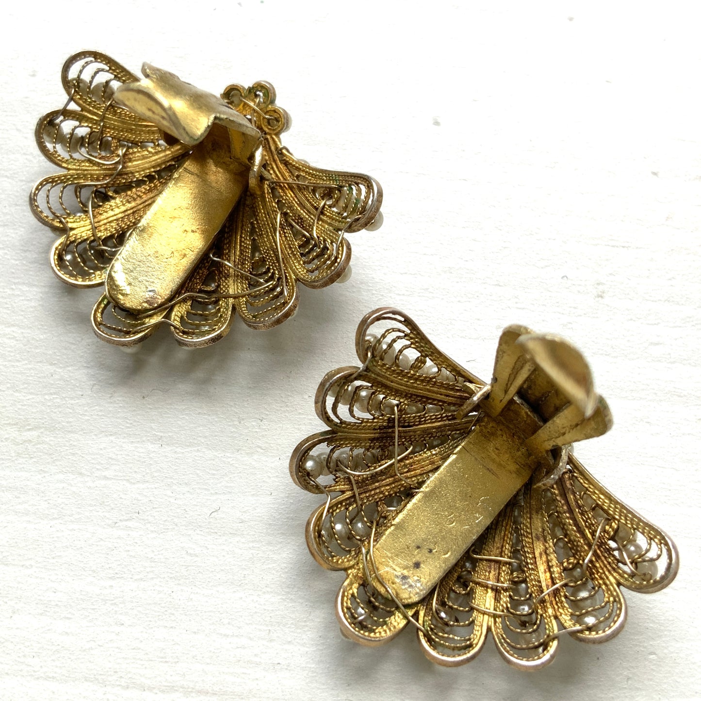 Vintage French shell motif clip-on earrings from around the 1930s–50s.  1930〜50年代頃のフランス製シェルモチーフのヴィンテージクリップイヤリング。