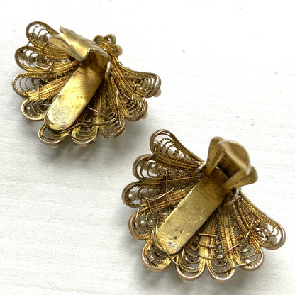 Vintage French shell motif clip-on earrings from around the 1930s–50s.  1930〜50年代頃のフランス製シェルモチーフのヴィンテージクリップイヤリング。