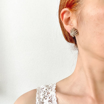 Vintage French shell motif clip-on earrings from around the 1930s–50s.  1930〜50年代頃のフランス製シェルモチーフのヴィンテージクリップイヤリング。