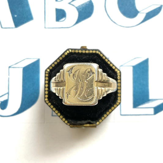 A gold-plated silver signet ring engraved with a beautiful monogram, likely the letters “J” and “L”. 美しいモノグラムが彫り込まれた金メッキのシルバーシグネットリング。 