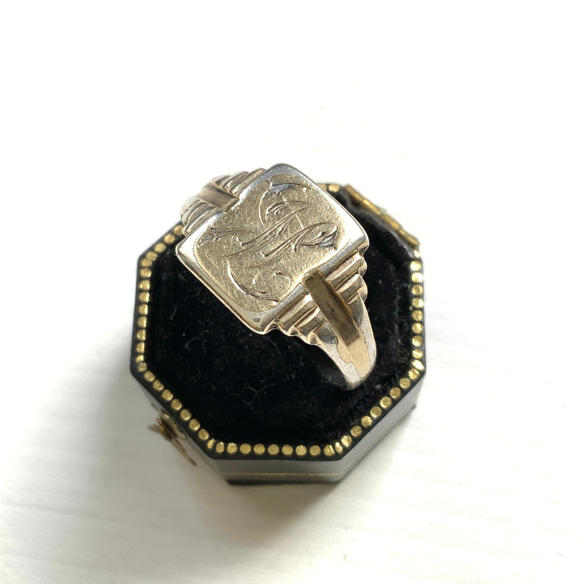 A gold-plated silver signet ring engraved with a beautiful monogram, likely the letters “J” and “L”. 美しいモノグラムが彫り込まれた金メッキのシルバーシグネットリング。 