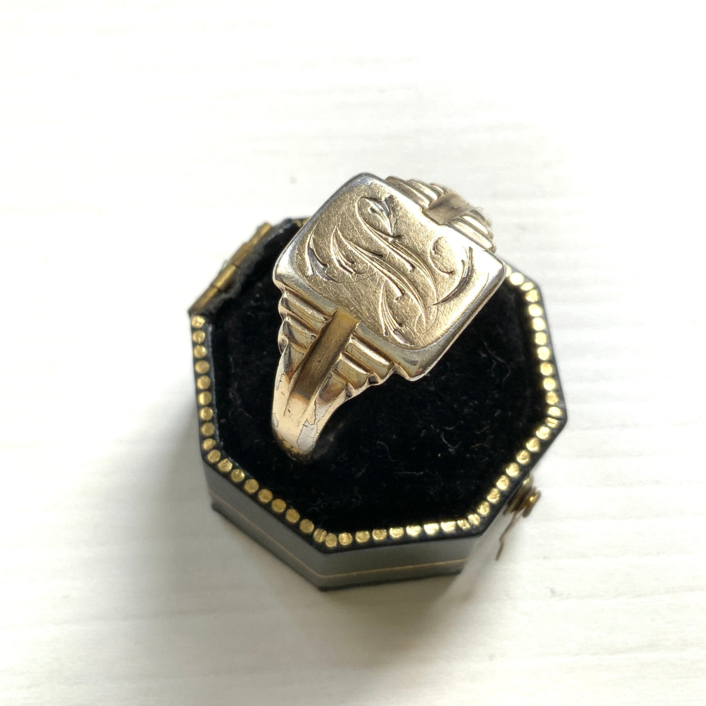 A gold-plated silver signet ring engraved with a beautiful monogram, likely the letters “J” and “L”. 美しいモノグラムが彫り込まれた金メッキのシルバーシグネットリング。 