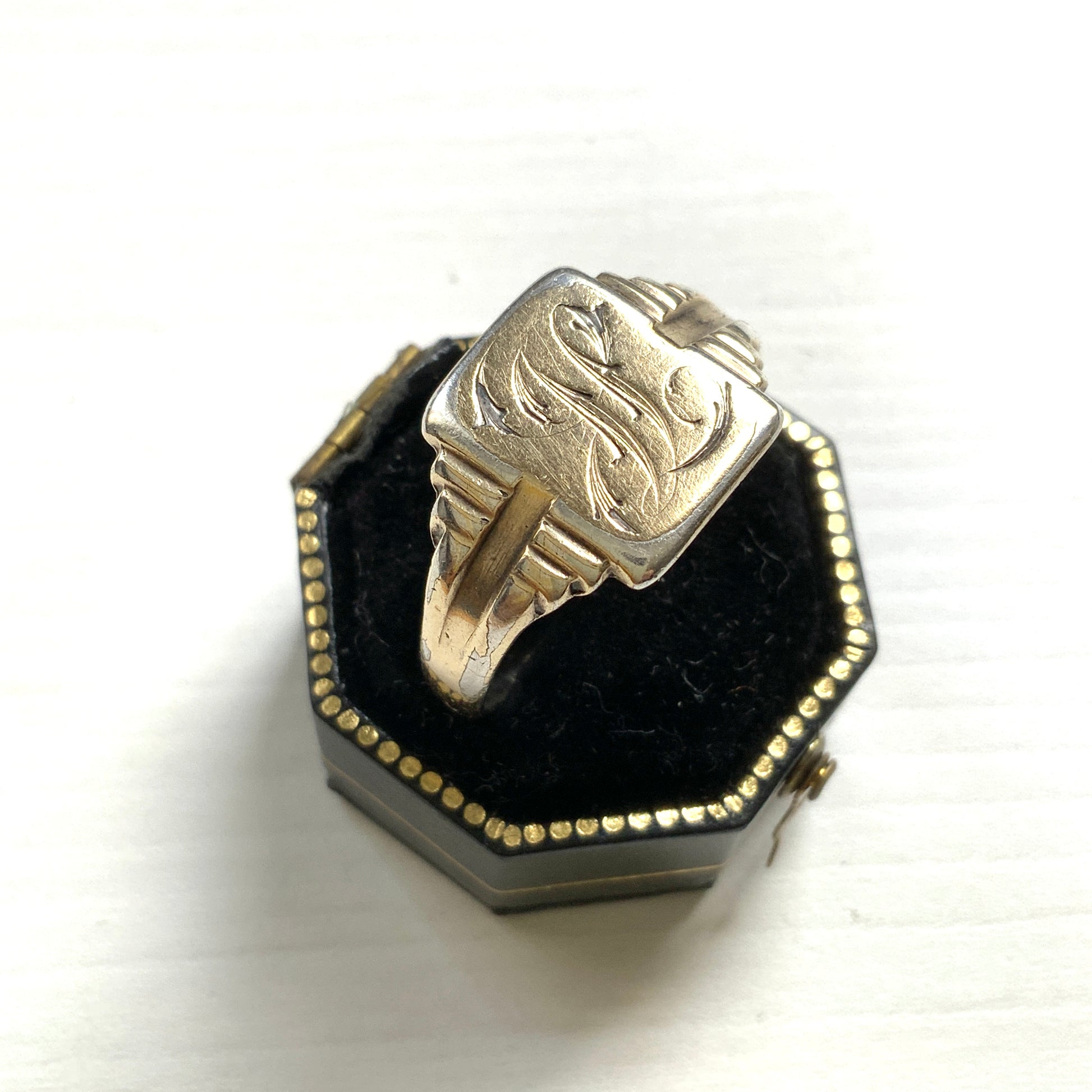 A gold-plated silver signet ring engraved with a beautiful monogram, likely the letters “J” and “L”. 美しいモノグラムが彫り込まれた金メッキのシルバーシグネットリング。 