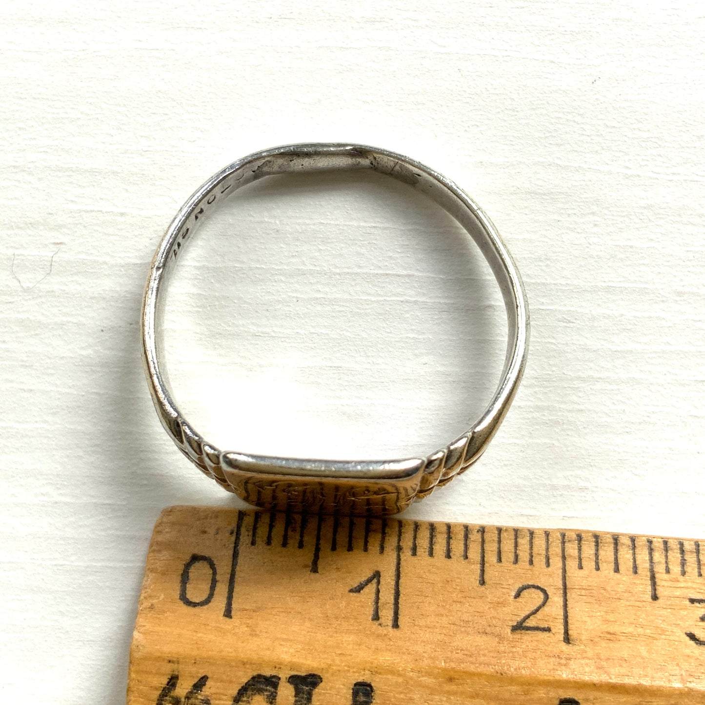 A gold-plated silver signet ring engraved with a beautiful monogram, likely the letters “J” and “L”. 美しいモノグラムが彫り込まれた金メッキのシルバーシグネットリング。 