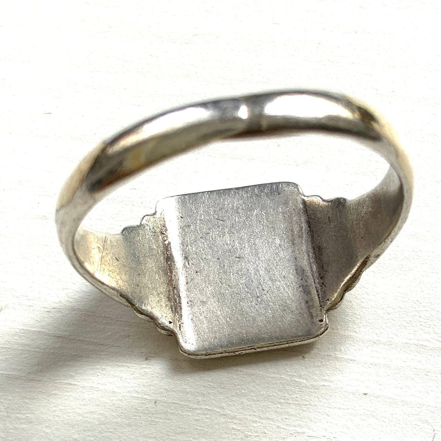 A gold-plated silver signet ring engraved with a beautiful monogram, likely the letters “J” and “L”. 美しいモノグラムが彫り込まれた金メッキのシルバーシグネットリング。 