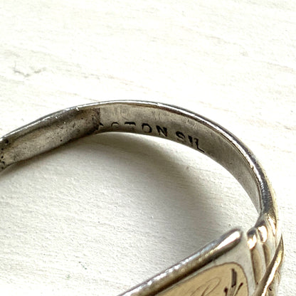 A gold-plated silver signet ring engraved with a beautiful monogram, likely the letters “J” and “L”. 美しいモノグラムが彫り込まれた金メッキのシルバーシグネットリング。 