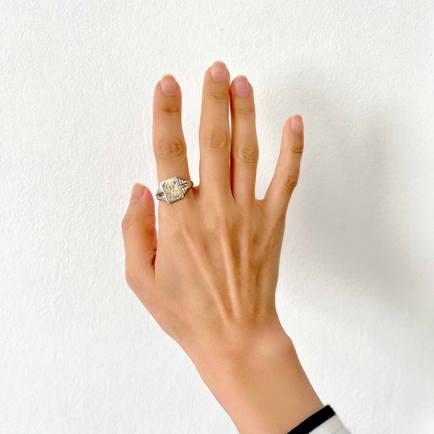 A gold-plated silver signet ring engraved with a beautiful monogram, likely the letters “J” and “L”. 美しいモノグラムが彫り込まれた金メッキのシルバーシグネットリング。 