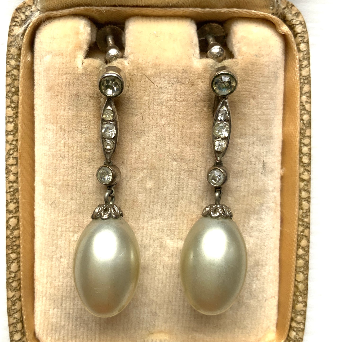  Screw-back earrings featuring oval-shaped glass pearls with a subtle silver-grey tint. うっすらとシルバー/グレーみがかかったオーバル型のグラスパールが揺れるスクリューイヤリング。