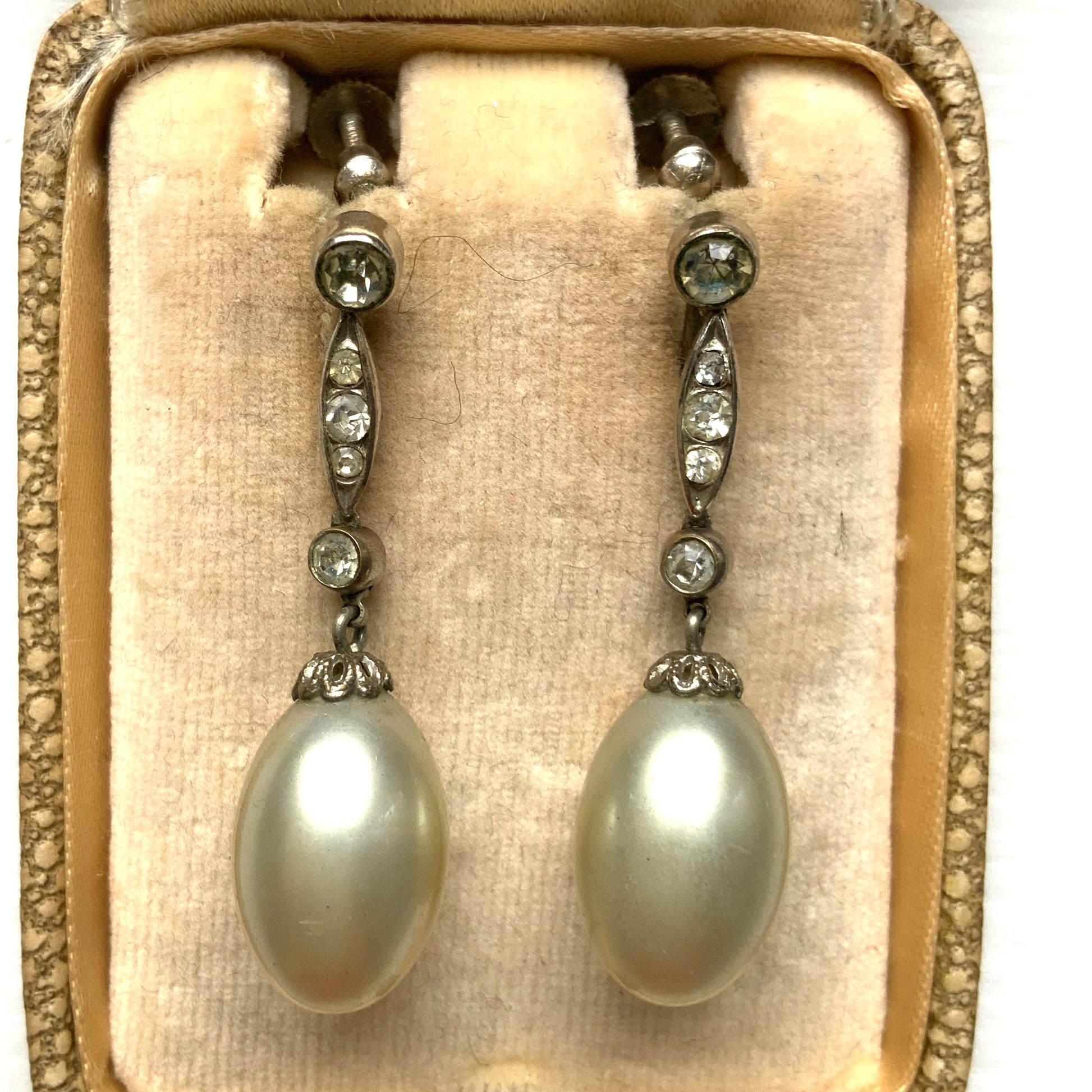  Screw-back earrings featuring oval-shaped glass pearls with a subtle silver-grey tint. うっすらとシルバー/グレーみがかかったオーバル型のグラスパールが揺れるスクリューイヤリング。