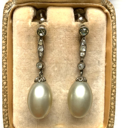  Screw-back earrings featuring oval-shaped glass pearls with a subtle silver-grey tint. うっすらとシルバー/グレーみがかかったオーバル型のグラスパールが揺れるスクリューイヤリング。