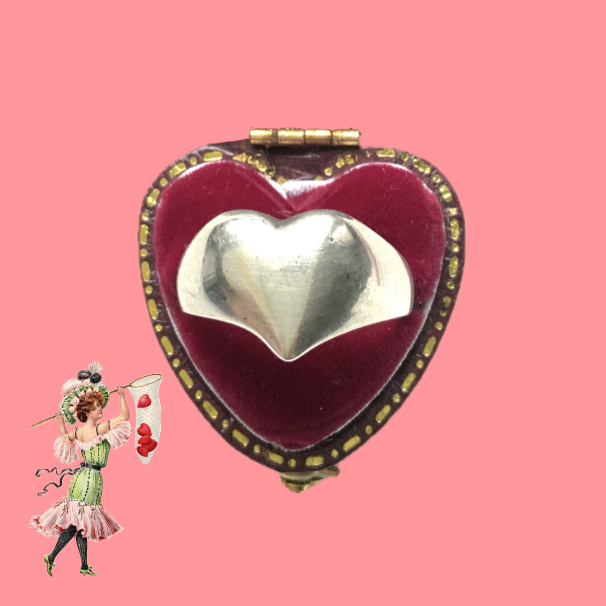 A silver ring shaped into a heart motif with smooth, flowing curves. 滑らかな曲線でハートモチーフに仕立てられたシルバーリング。