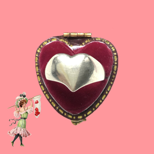 A silver ring shaped into a heart motif with smooth, flowing curves. 滑らかな曲線でハートモチーフに仕立てられたシルバーリング。