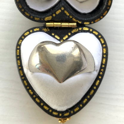 A silver ring shaped into a heart motif with smooth, flowing curves. 滑らかな曲線でハートモチーフに仕立てられたシルバーリング。