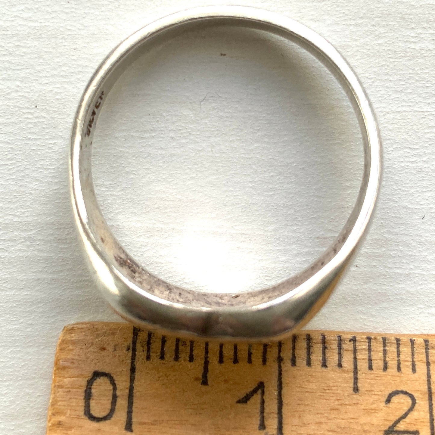 A silver ring shaped into a heart motif with smooth, flowing curves. 滑らかな曲線でハートモチーフに仕立てられたシルバーリング。