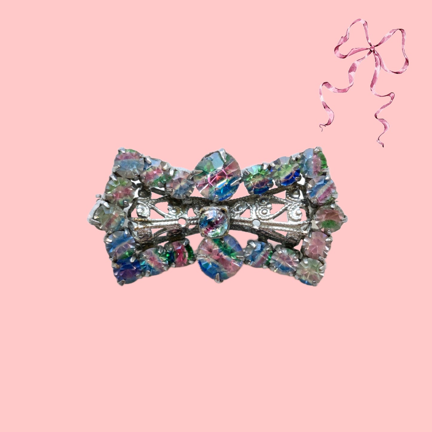 Vintage bow-shaped brooch set with iris glass stones. アイリスグラスがあしらわれた、リボンシェイプのブローチ。