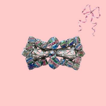Vintage bow-shaped brooch set with iris glass stones. アイリスグラスがあしらわれた、リボンシェイプのブローチ。