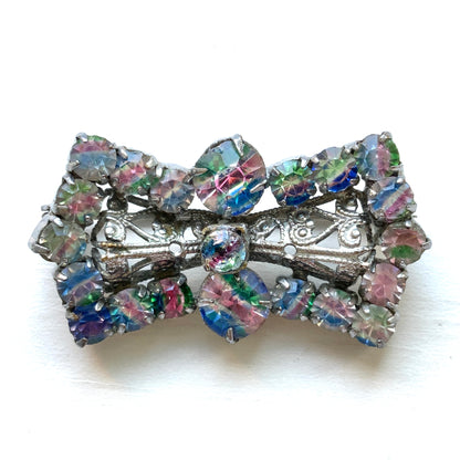 Vintage bow-shaped brooch set with iris glass stones. アイリスグラスがあしらわれた、リボンシェイプのブローチ。