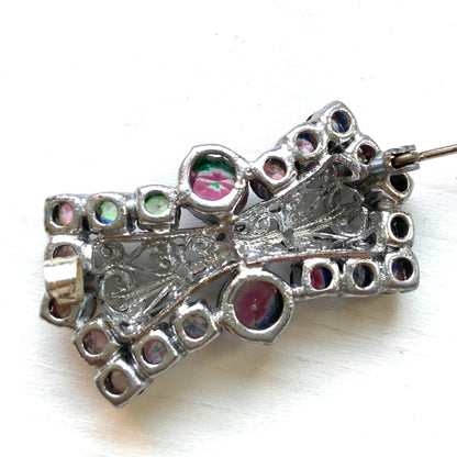 Vintage bow-shaped brooch set with iris glass stones. アイリスグラスがあしらわれた、リボンシェイプのブローチ。