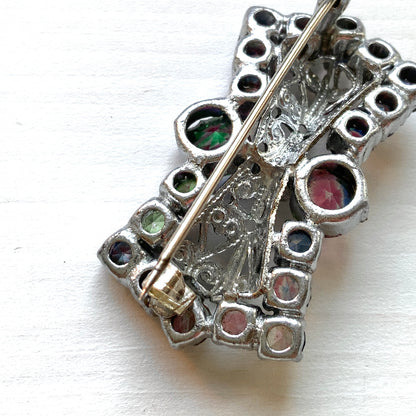 Vintage bow-shaped brooch set with iris glass stones. アイリスグラスがあしらわれた、リボンシェイプのブローチ。
