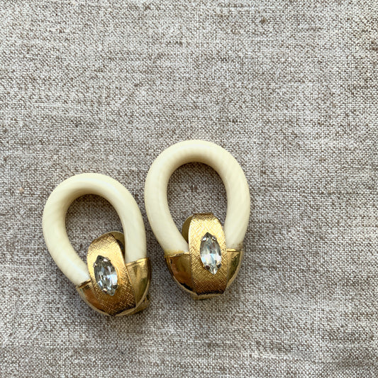 Clip-on earrings featuring eye-catching ivory-tone hoops. アイボリートーンのフープが目を引く、クリップイヤリング。 