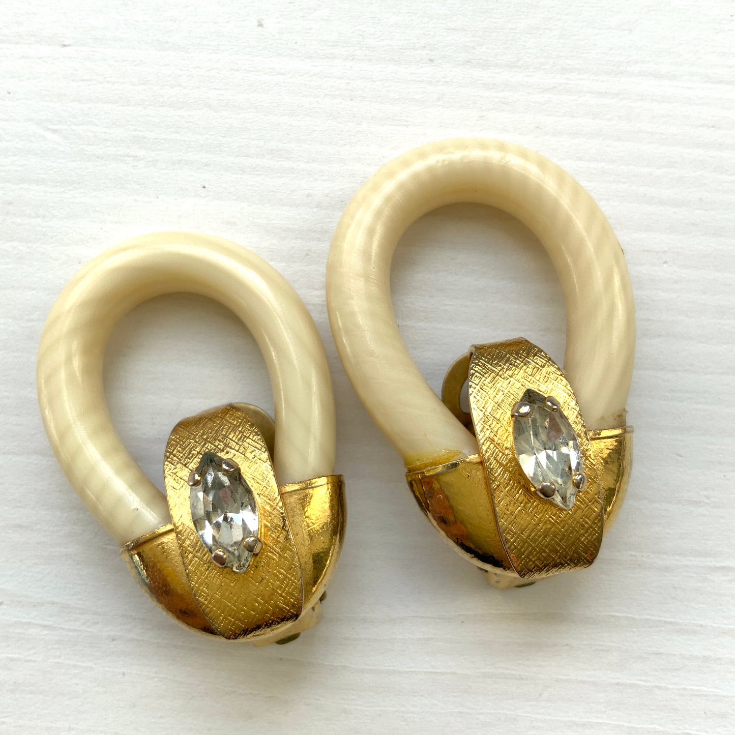 Clip-on earrings featuring eye-catching ivory-tone hoops. アイボリートーンのフープが目を引く、クリップイヤリング。 