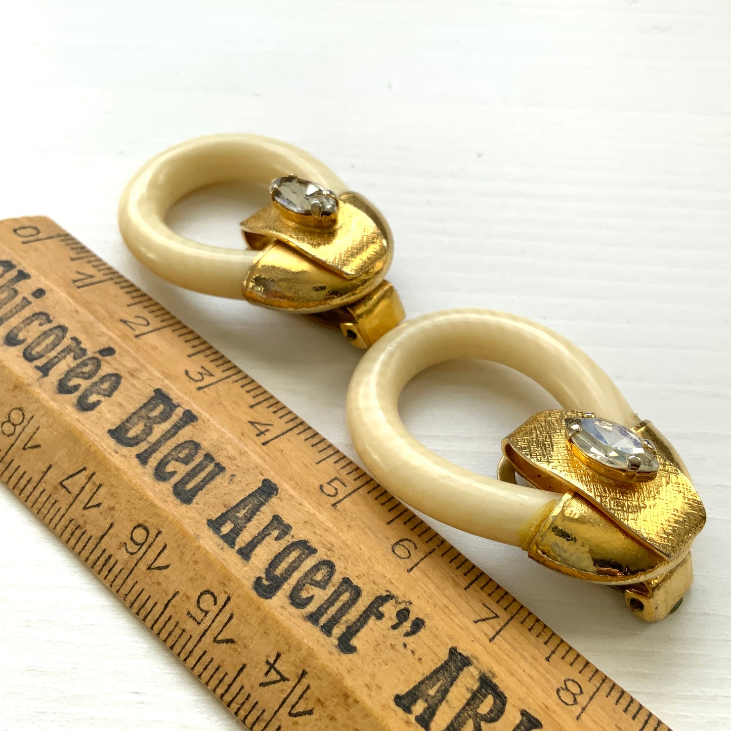 Clip-on earrings featuring eye-catching ivory-tone hoops. アイボリートーンのフープが目を引く、クリップイヤリング。 