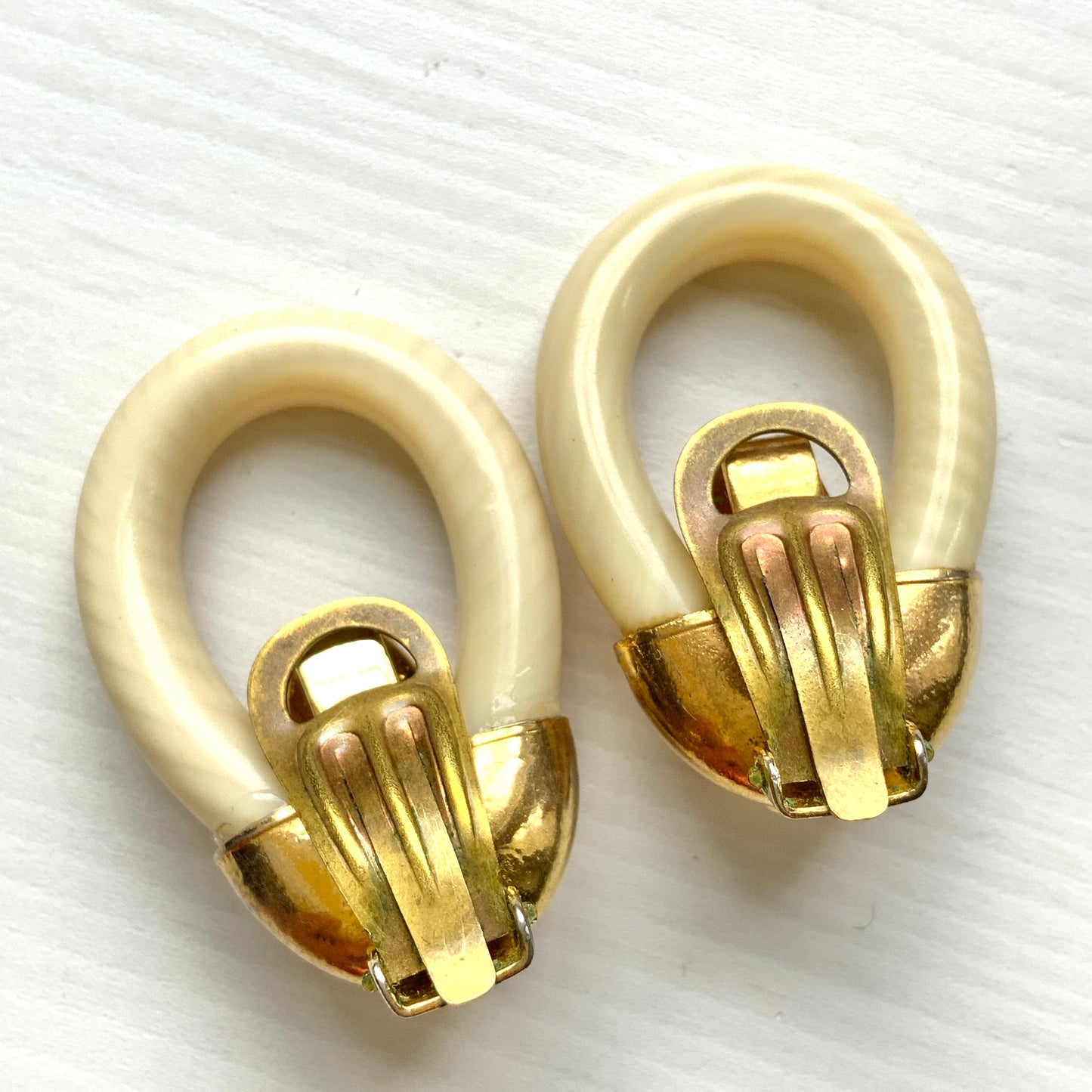 Clip-on earrings featuring eye-catching ivory-tone hoops. アイボリートーンのフープが目を引く、クリップイヤリング。 