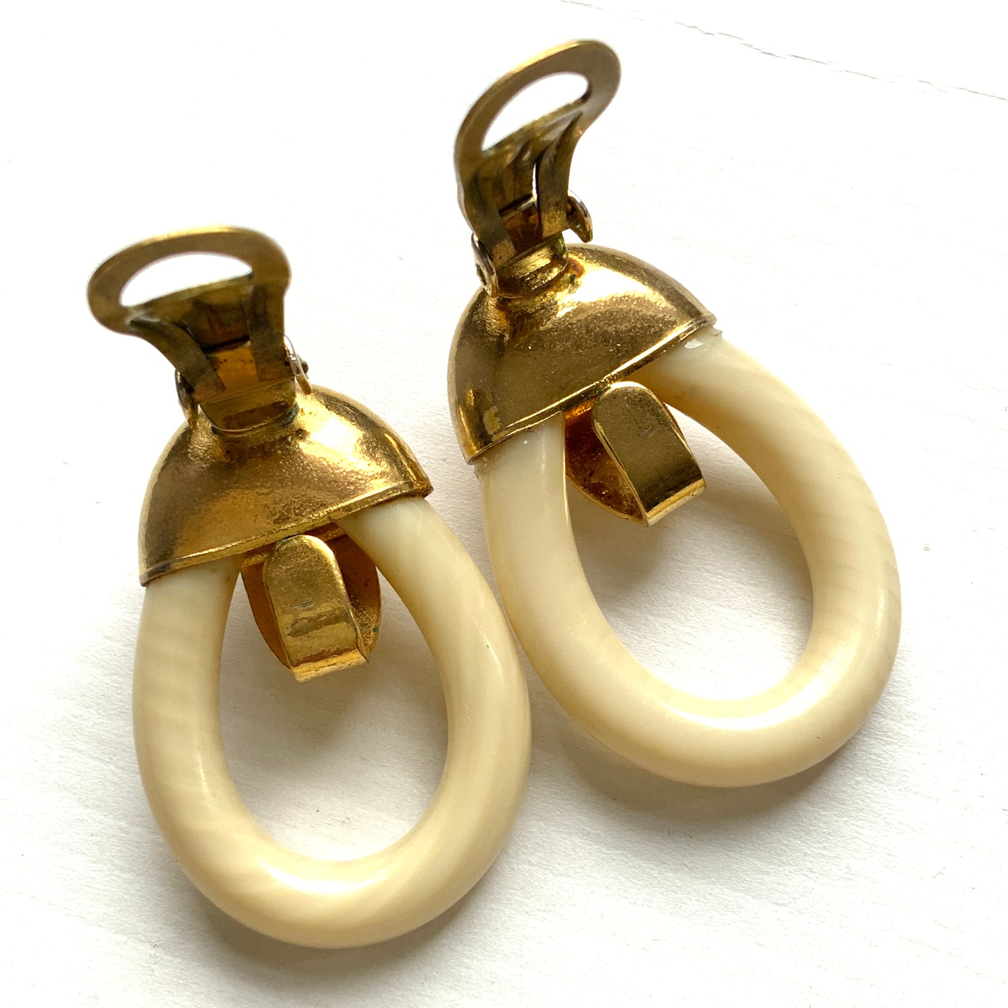 Clip-on earrings featuring eye-catching ivory-tone hoops. アイボリートーンのフープが目を引く、クリップイヤリング。 