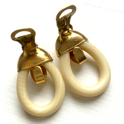 Clip-on earrings featuring eye-catching ivory-tone hoops. アイボリートーンのフープが目を引く、クリップイヤリング。 