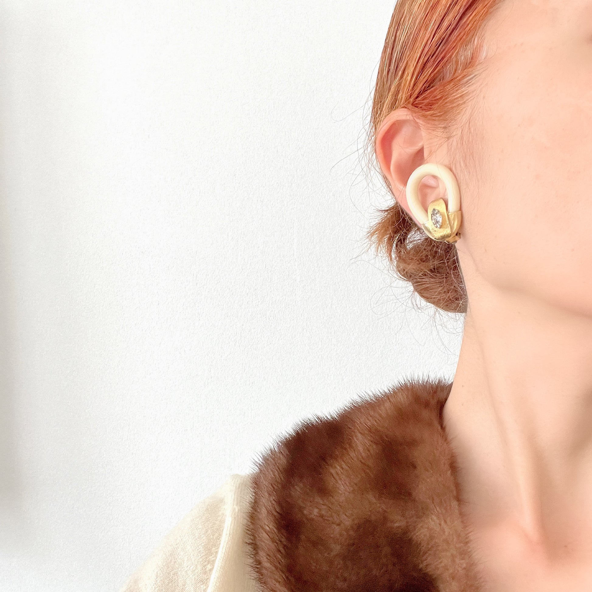 Clip-on earrings featuring eye-catching ivory-tone hoops. アイボリートーンのフープが目を引く、クリップイヤリング。 