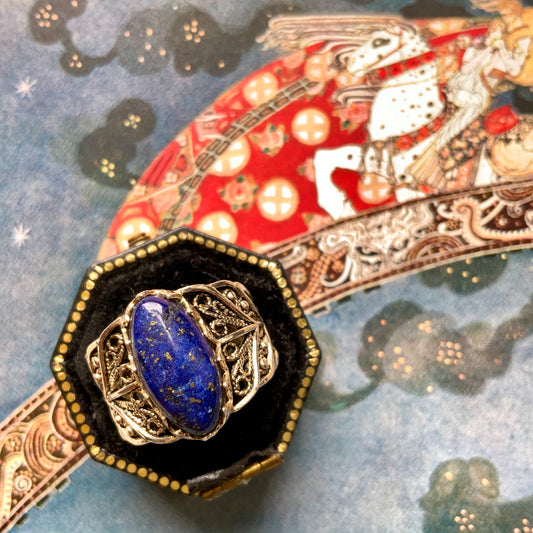 A silver filigree ring set with an oval-shaped lapis lazuli. オーバル型のラピスラズリをあしらった、シルバーのフィリグリーリング。