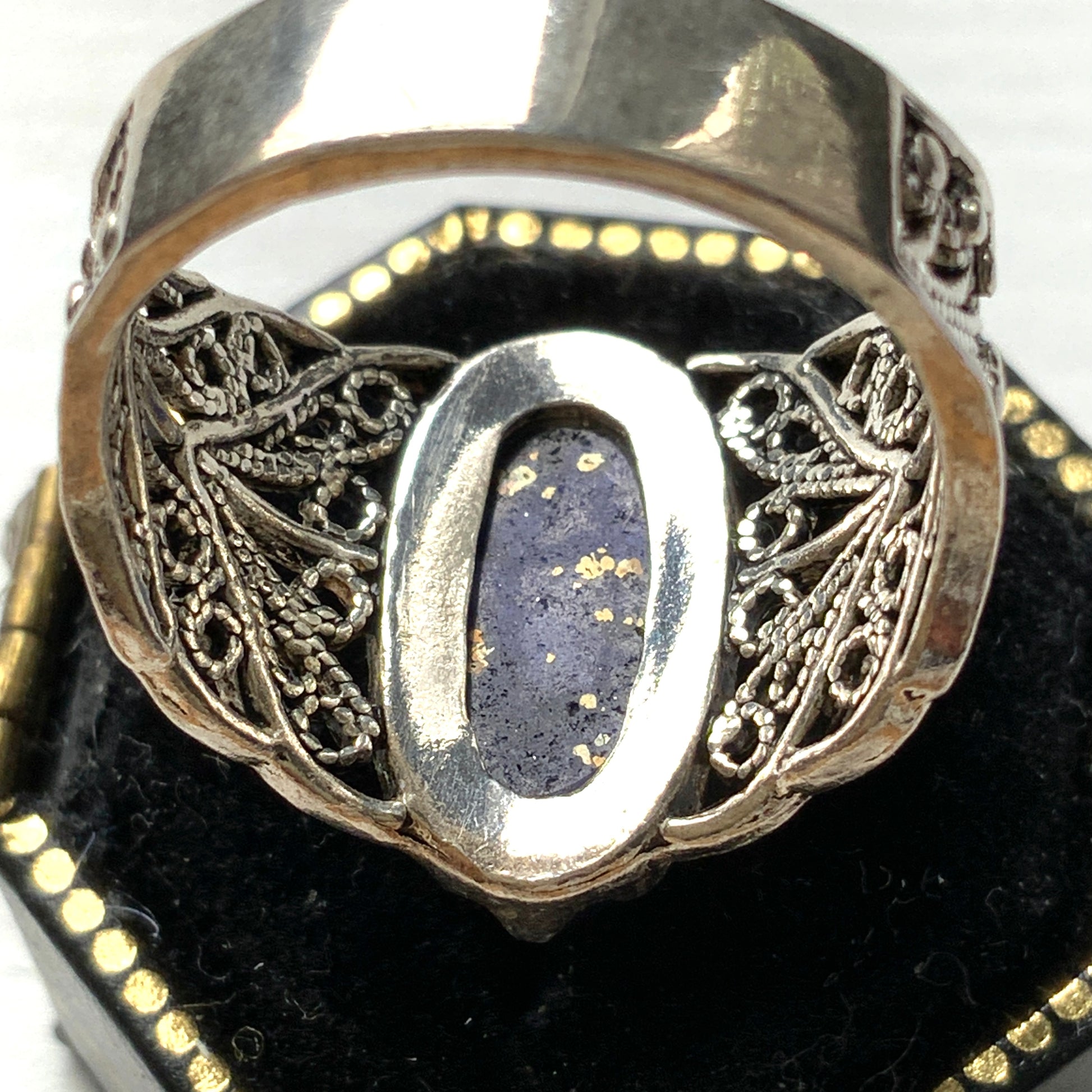 A silver filigree ring set with an oval-shaped lapis lazuli. オーバル型のラピスラズリをあしらった、シルバーのフィリグリーリング。