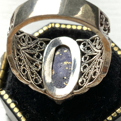 A silver filigree ring set with an oval-shaped lapis lazuli. オーバル型のラピスラズリをあしらった、シルバーのフィリグリーリング。