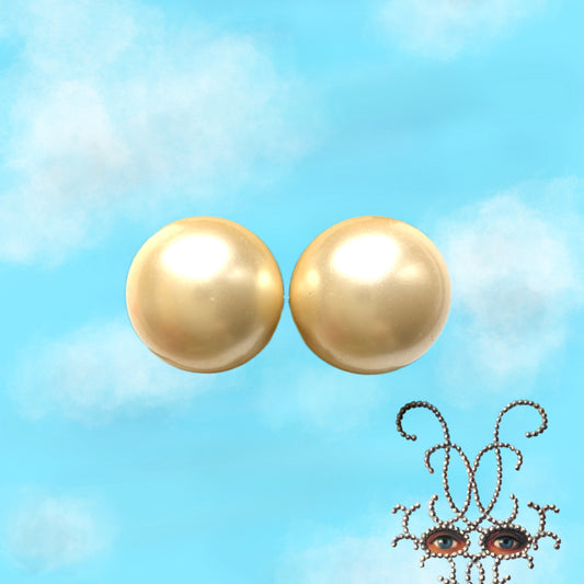 Large ivory pearl hook earrings with a clean, minimalist look. 大粒のアイボリーパールがシンプルに映える、ヴィンテージのフックピアス。