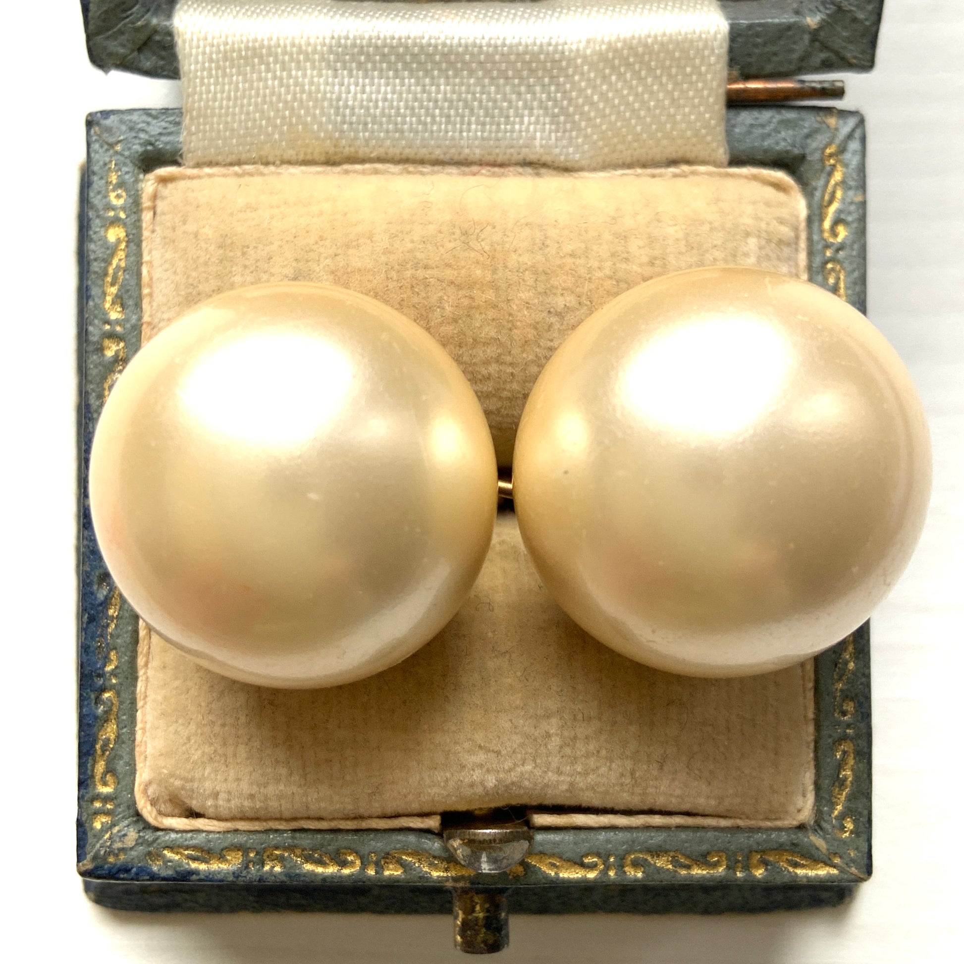 Large ivory pearl hook earrings with a clean, minimalist look. 大粒のアイボリーパールがシンプルに映える、ヴィンテージのフックピアス。
