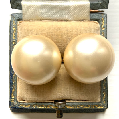 Large ivory pearl hook earrings with a clean, minimalist look. 大粒のアイボリーパールがシンプルに映える、ヴィンテージのフックピアス。