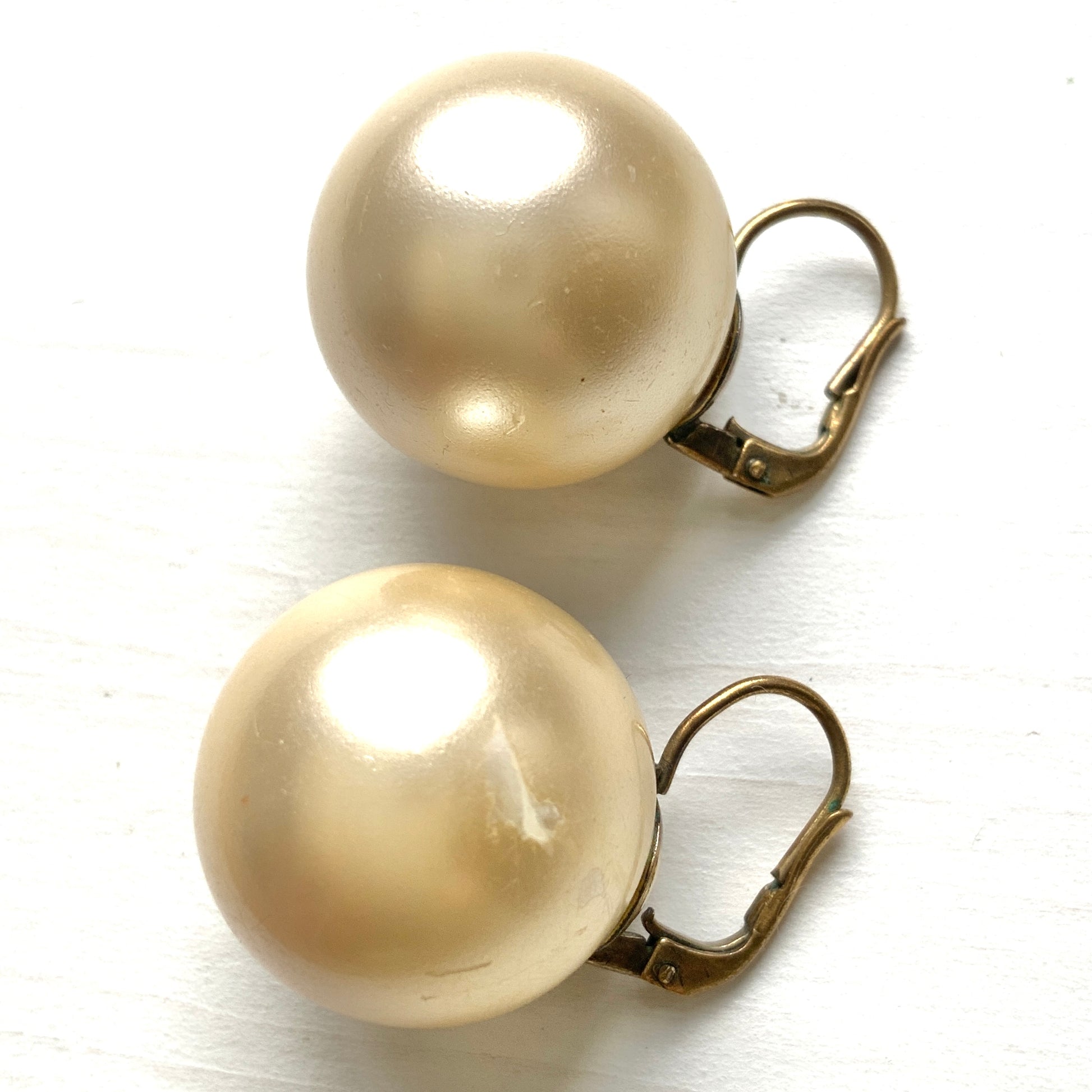 Large ivory pearl hook earrings with a clean, minimalist look. 大粒のアイボリーパールがシンプルに映える、ヴィンテージのフックピアス。