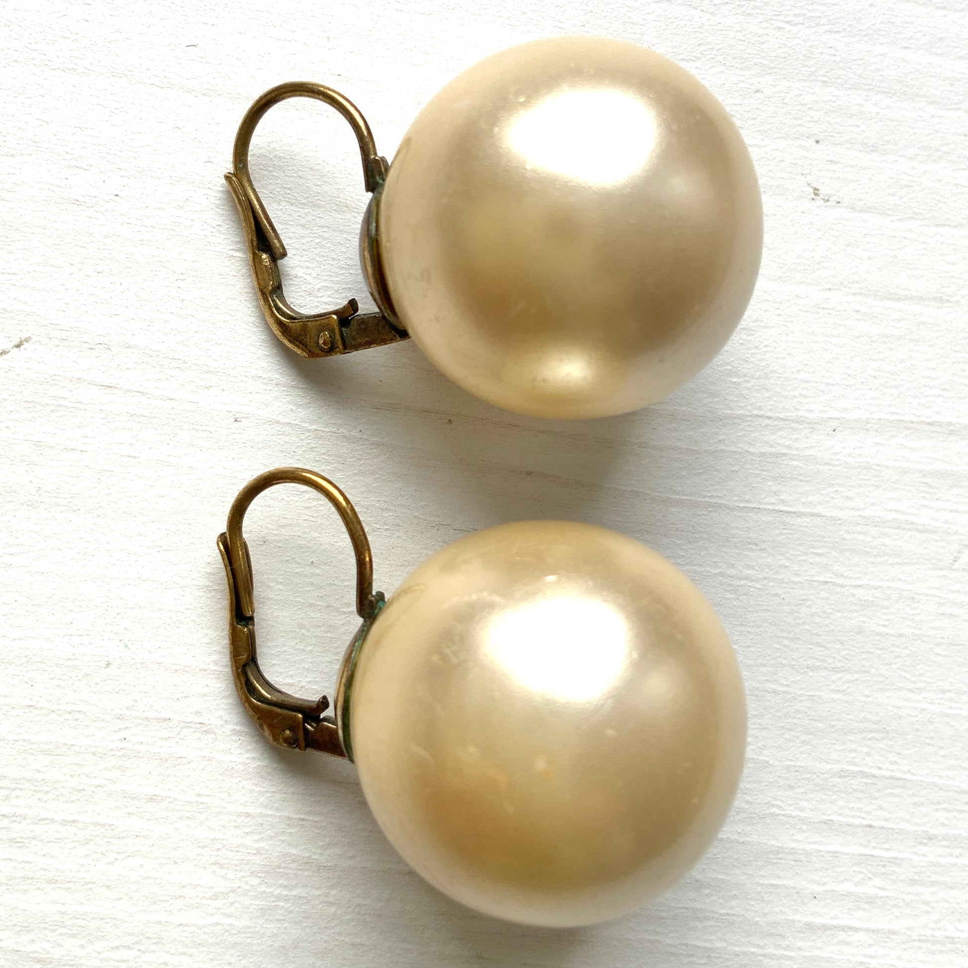 Large ivory pearl hook earrings with a clean, minimalist look. 大粒のアイボリーパールがシンプルに映える、ヴィンテージのフックピアス。