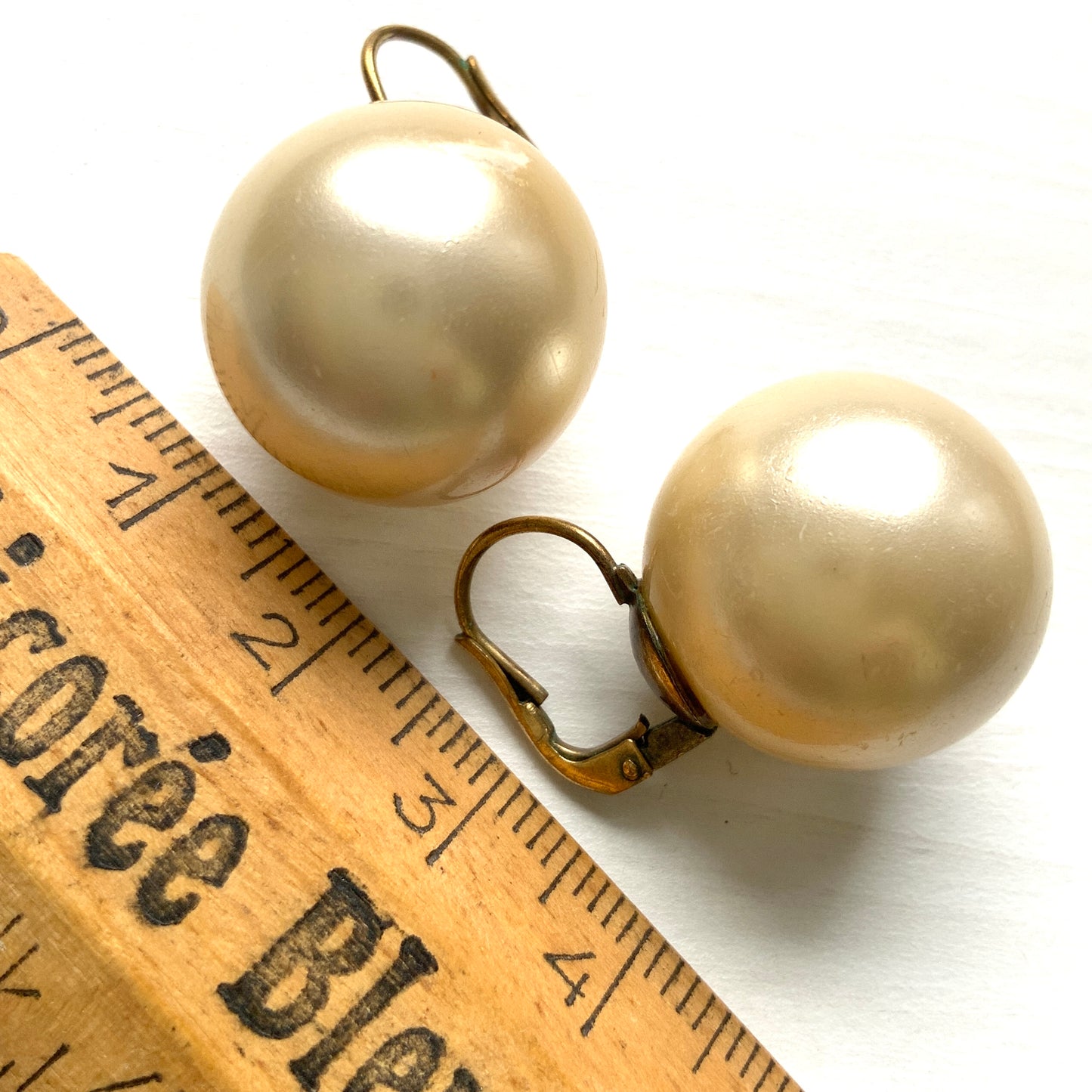 Large ivory pearl hook earrings with a clean, minimalist look. 大粒のアイボリーパールがシンプルに映える、ヴィンテージのフックピアス。