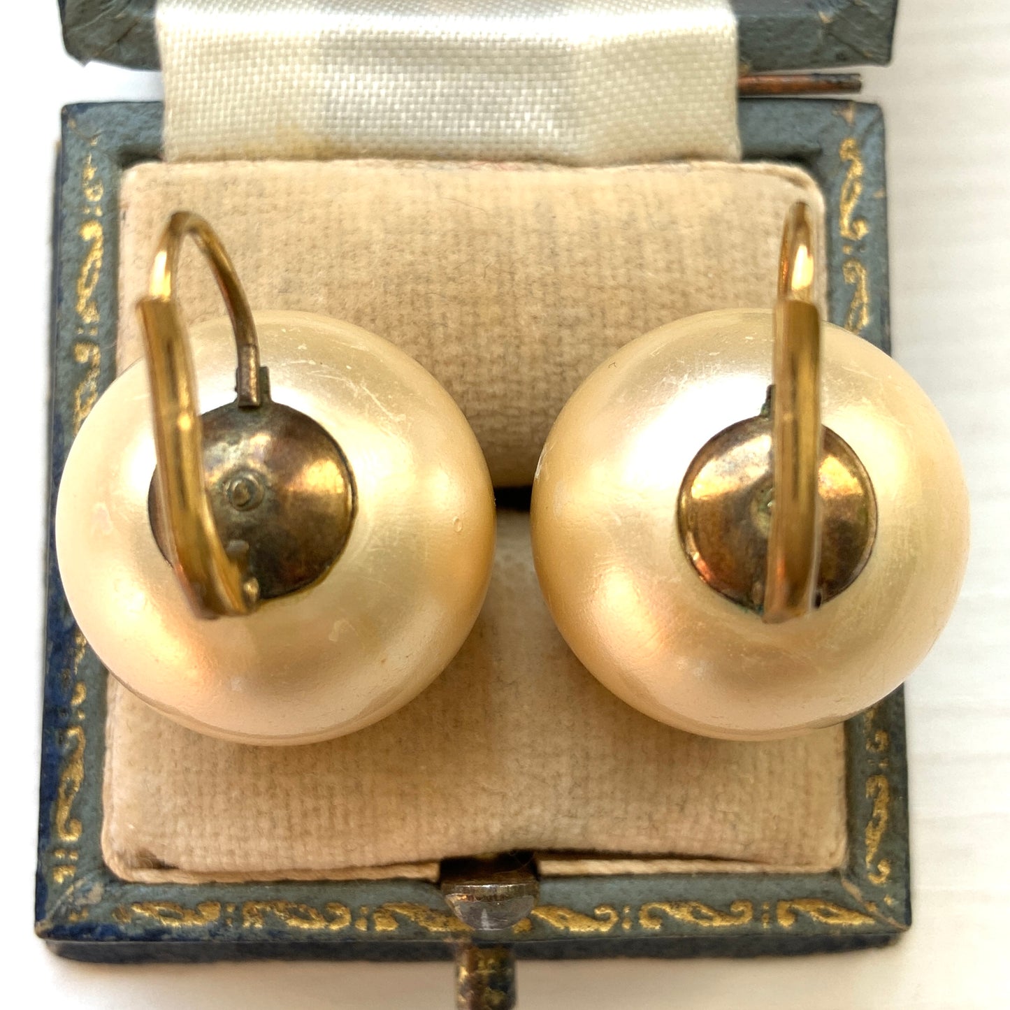 Large ivory pearl hook earrings with a clean, minimalist look. 大粒のアイボリーパールがシンプルに映える、ヴィンテージのフックピアス。